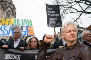 ¡Assange Libre! El Hacker que Puso a EEUU de Rodillas Sale de la Cárcel. Su "delito imperdonable", por el que Washington lo perseguía...