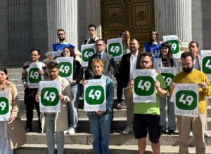 Jóvenes y pensionistas salen a la calle en toda España con el lema "Somos 49 millones". Esta mañana veinte jóvenes de distinta procedencia han