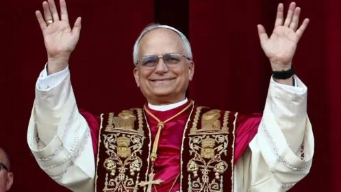 El Papa que Trump no quería. Fumata blanca en Roma, escalofrío en Washington. El cónclave ha hablado y el elegido.