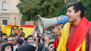 ¿Quién c*j#n€s es Vito Quiles? La gira del provocador ultraderechista Vito Quiles por una decena de universidades españolas